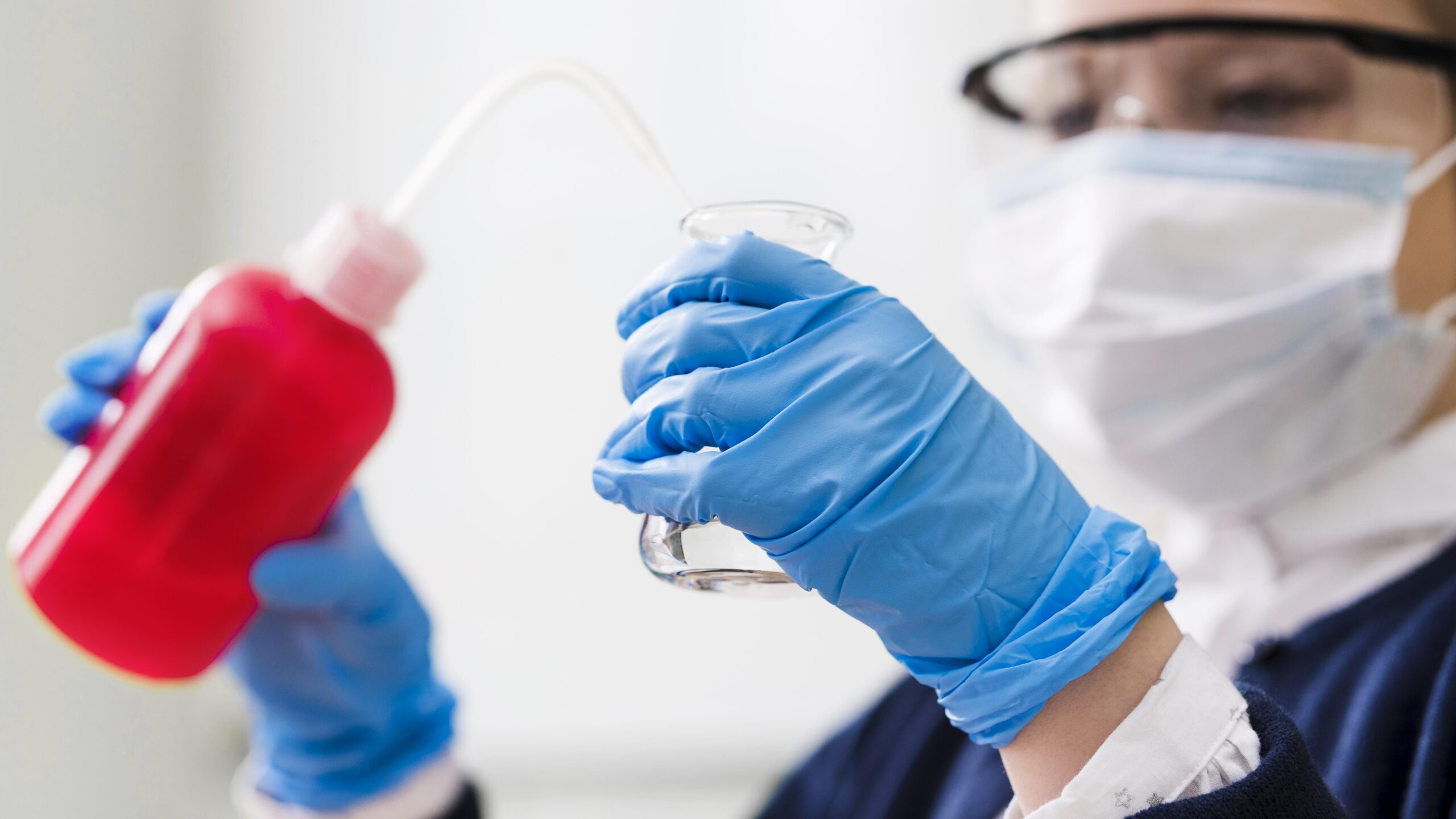 Técnico analizando muestra de agua para control de legionella en laboratorio