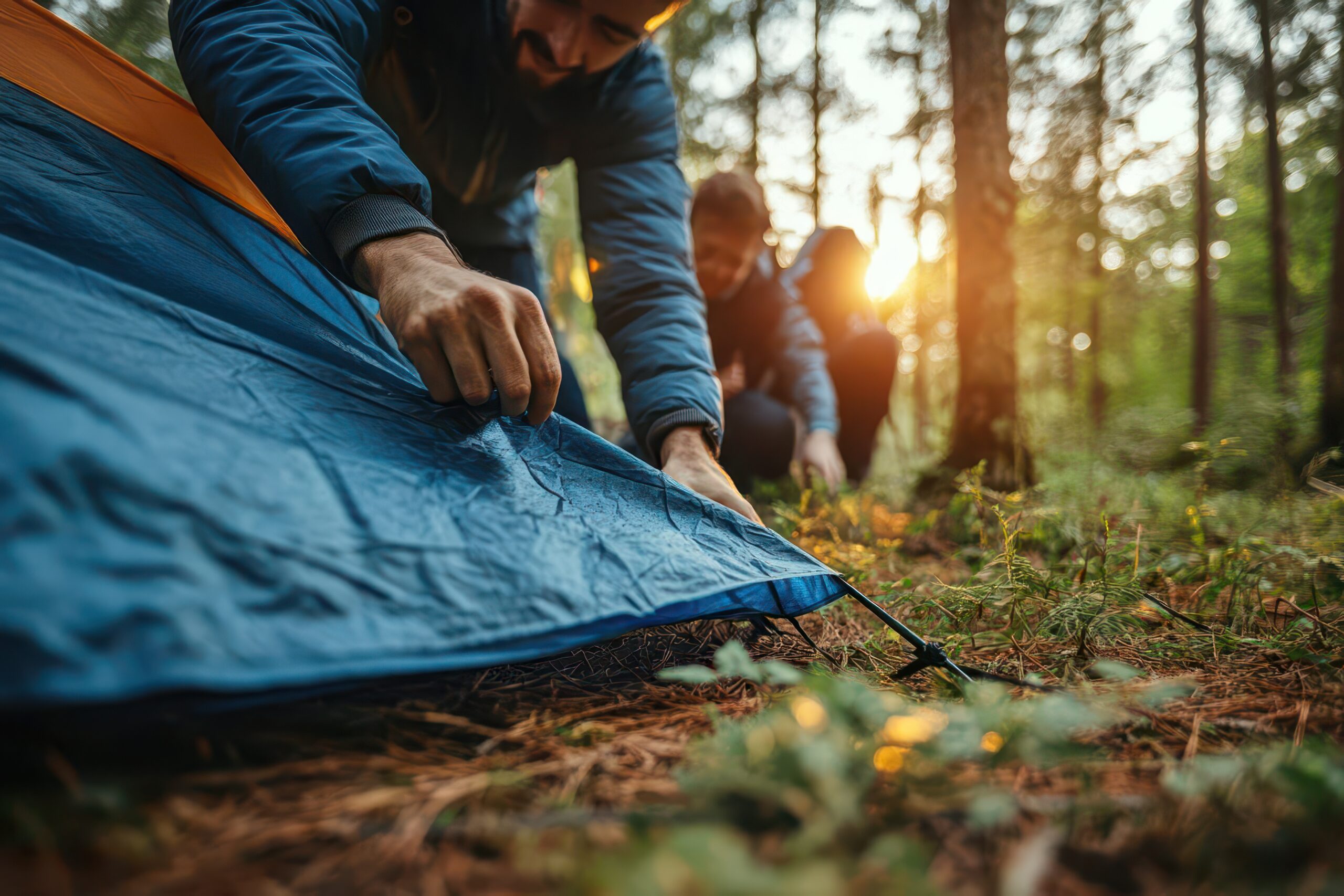 Grupo montando tienda de campaña en actividad de formación de ocio y tiempo libre en la naturaleza